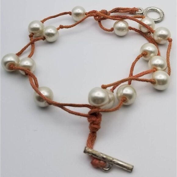 Floating pearl nest bracelet